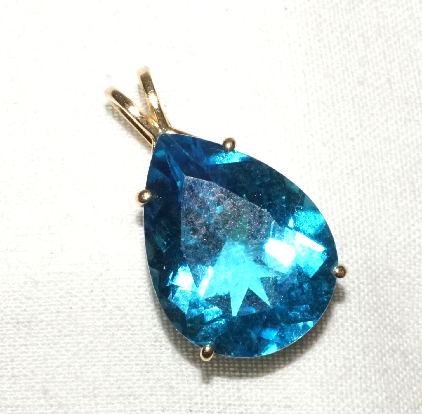 Vintage 14k Yellow Gold Pendant set w. Pear Shaped Blue Topaz Accent (TuD)