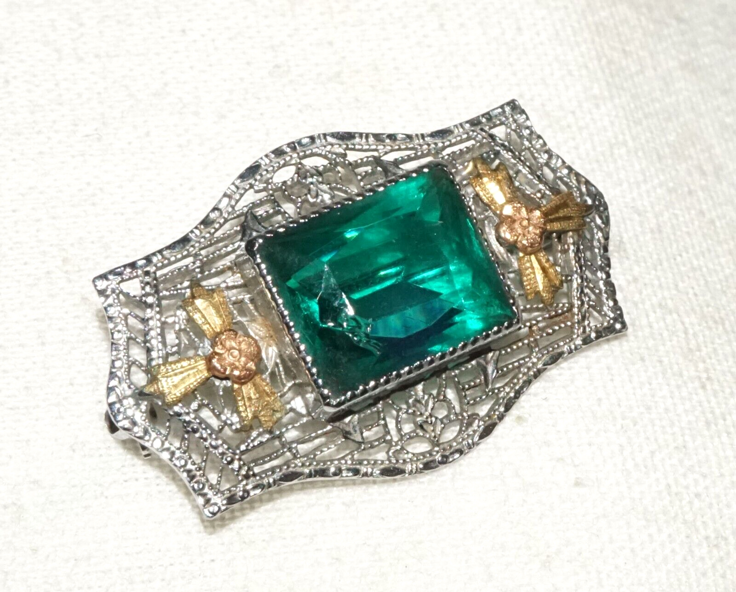 Art Deco 10k White Gold Filigree Mini Brooch w. Green Glass Accent (BeM)#3