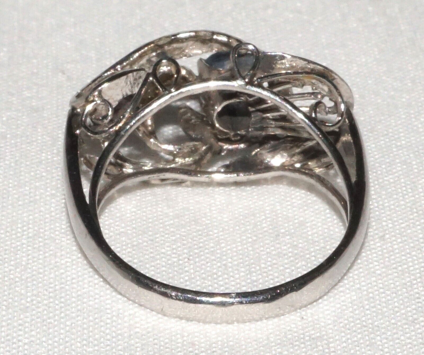 18k White Gold Filigree Ring w Small Round Facetted Sapphire Sz. 5.25 (QuC)