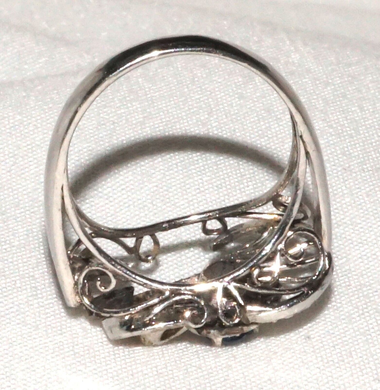 18k White Gold Filigree Ring w Small Round Facetted Sapphire Sz. 5.25 (QuC)