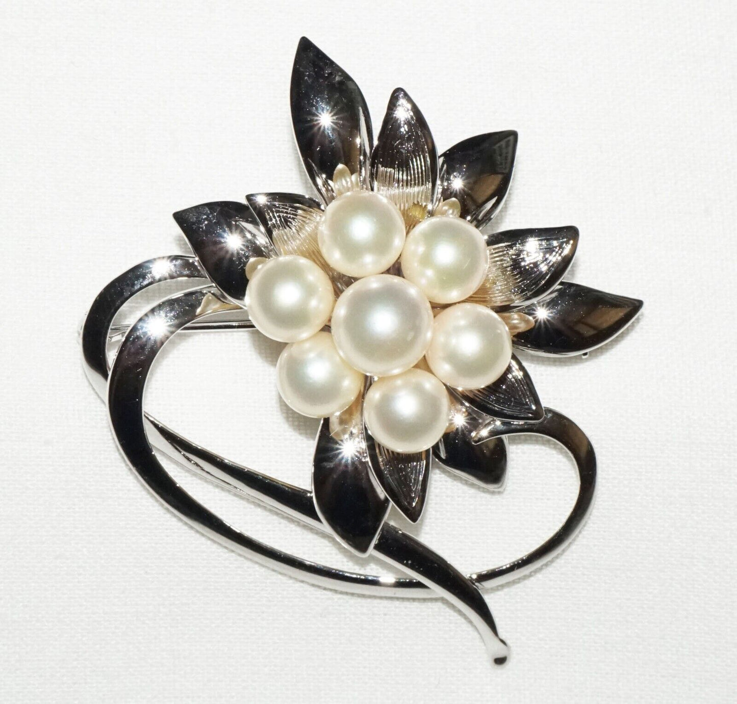Japanese Modernist Silver Brooch w. Flower Motif set w. 7x Pearl Accents (OdC)