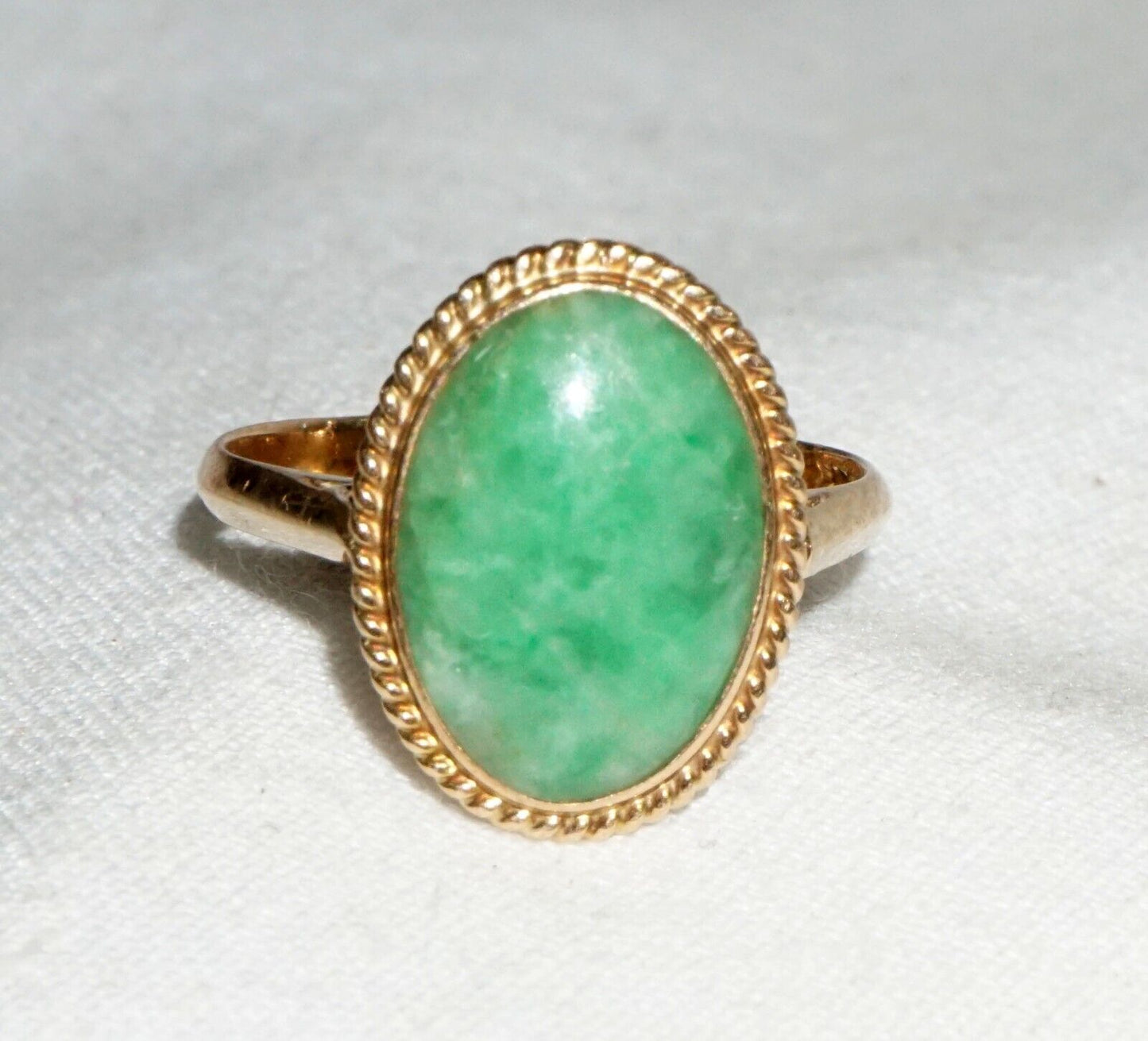Vintage Chinese 14k Yellow Gold Ring Sz. 7 w. Apple Green Jadeite Jade (---)