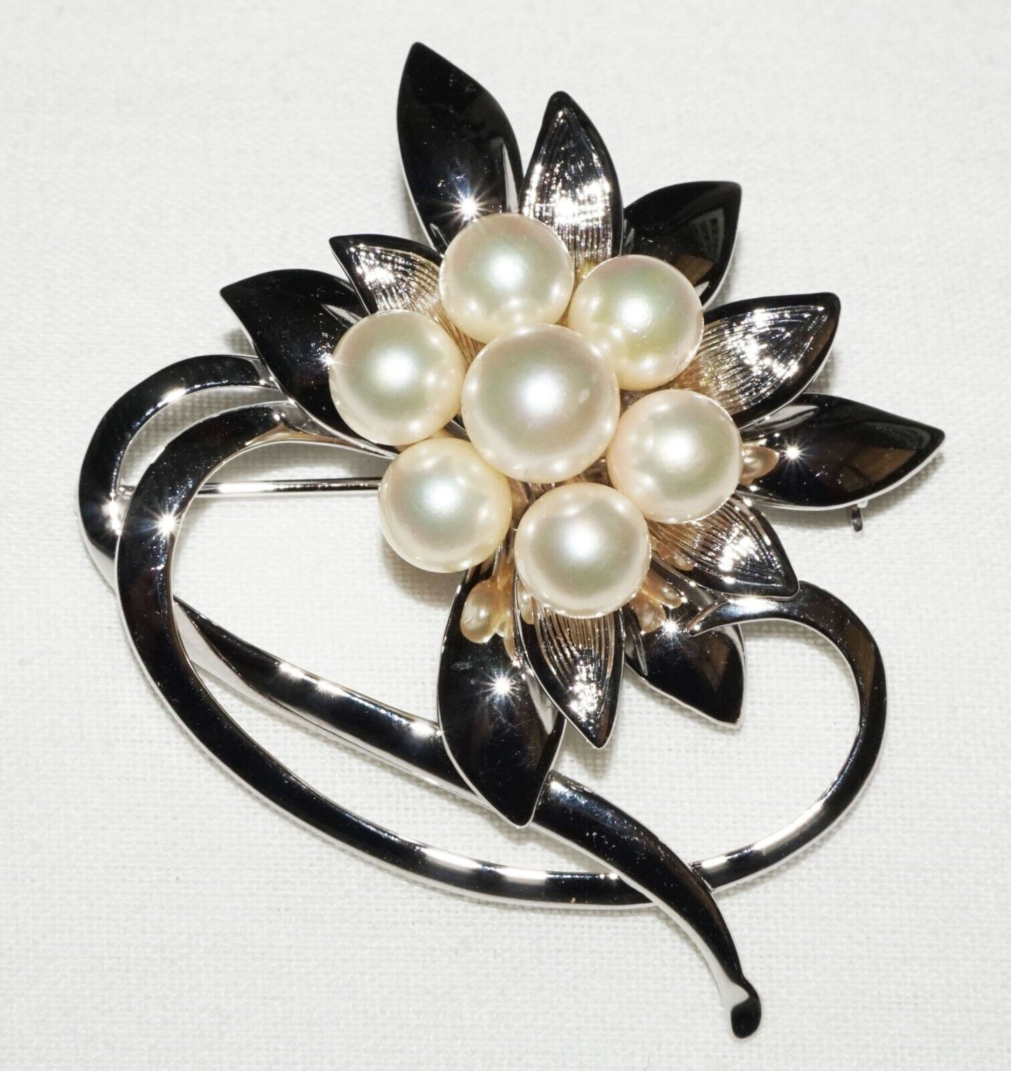 Japanese Modernist Silver Brooch w. Flower Motif set w. 7x Pearl Accents (OdC)