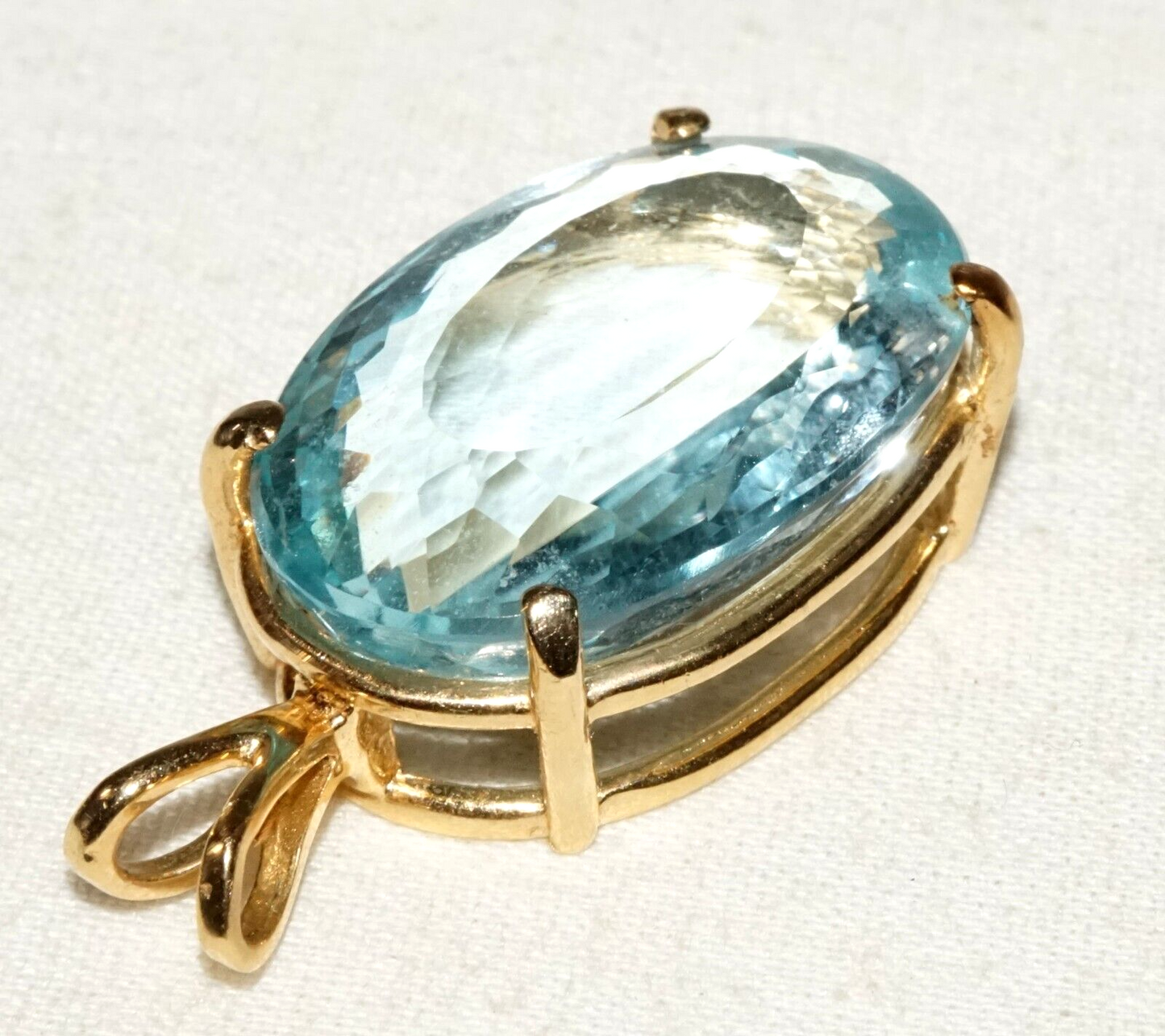 Vintage 14k Yellow Pendant set w. 1x Large Pale Blue Topaz Gemstone (GoB)#13c
