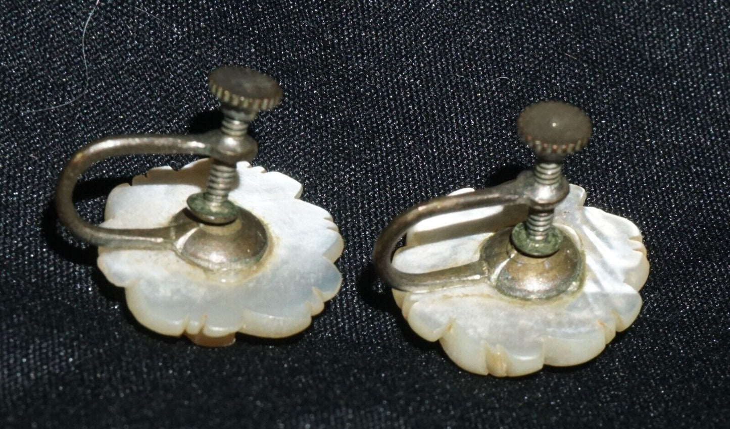 Vintage Silver set Mother of Pearl Flower Motif Screw Back Earrings (JoD)
