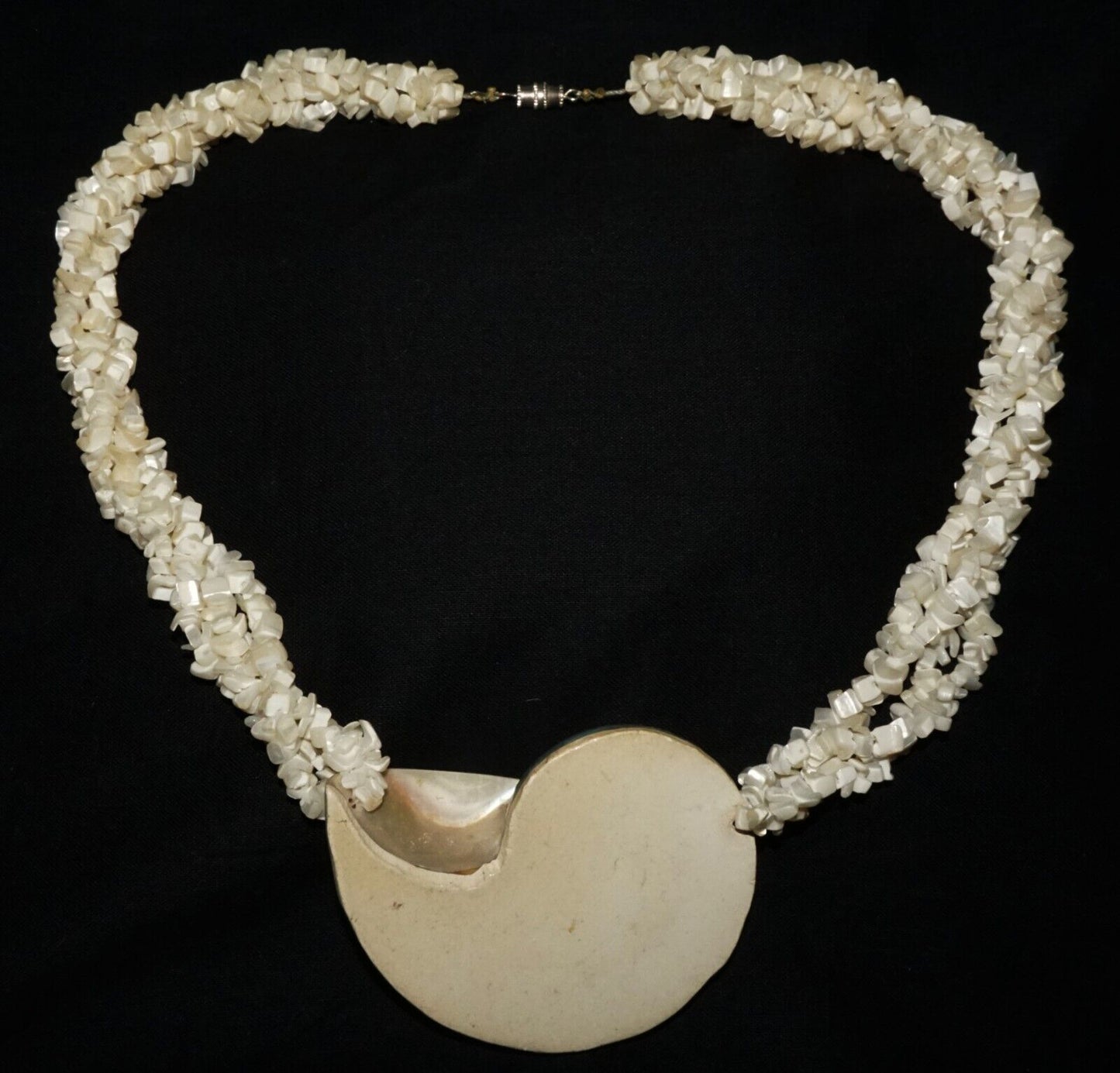Vintage Shell Bead Necklace & Attractive Shell Pendant w. Screw Clasp (ShI)