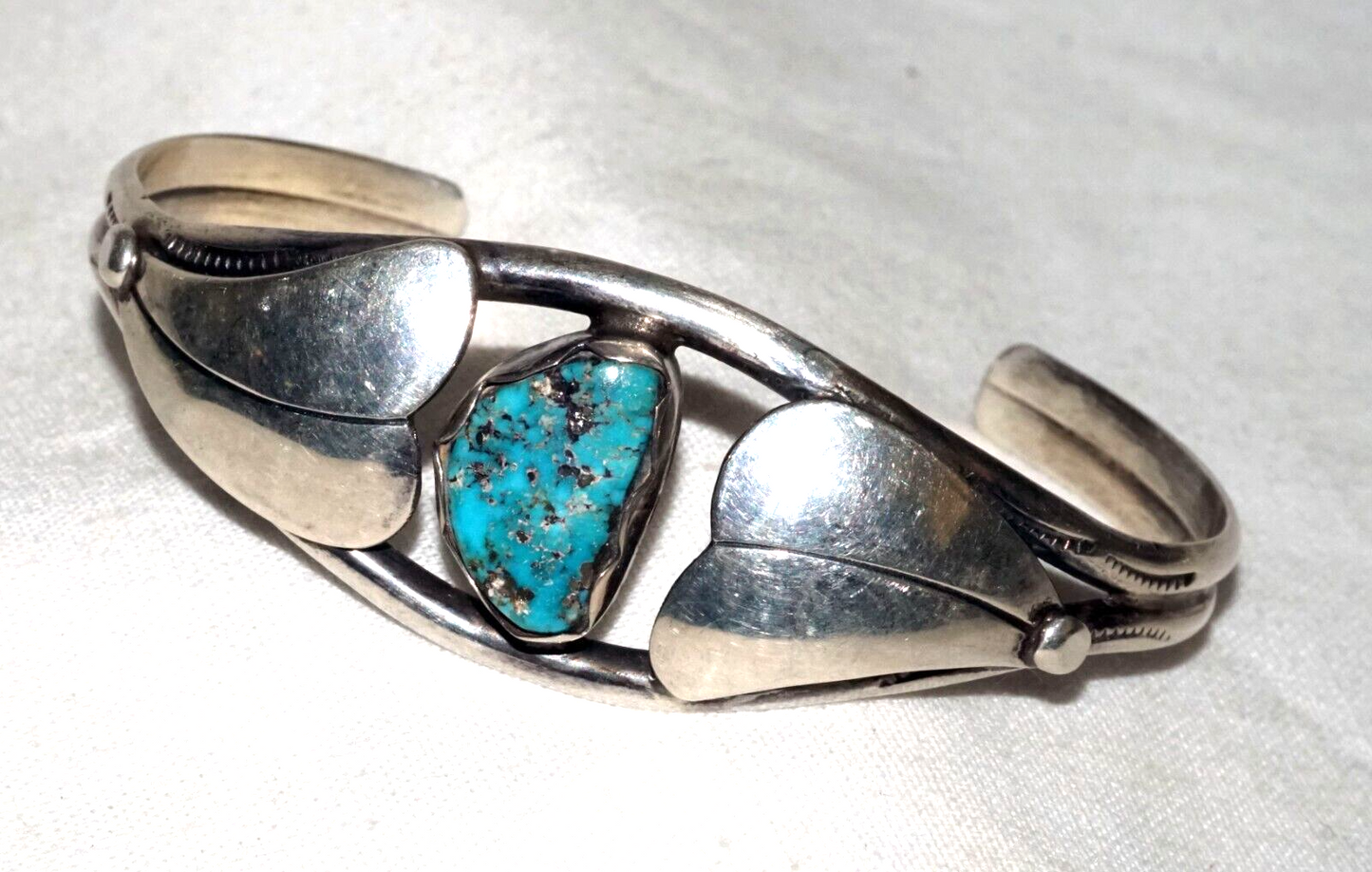 Vintage S.W. Silver Leaf Motif Cuff Bracelet w. 1x Turquoise Accents (KoS) L8