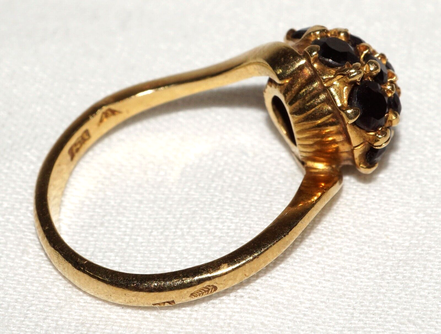18Kt Yellow Gold Prong Set Round Garnet Cluster Dome Ring Sz.7.5 (WtG)