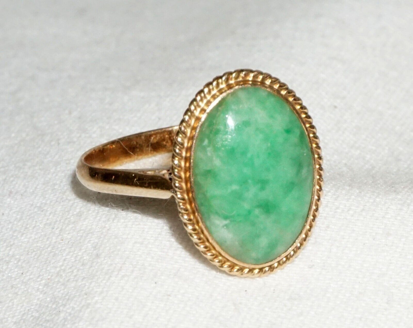 Vintage Chinese 14k Yellow Gold Ring Sz. 7 w. Apple Green Jadeite Jade (---)