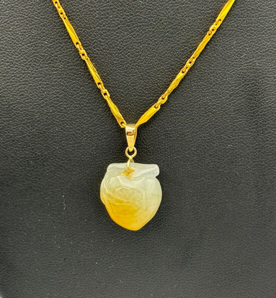Vintage 14k Yellow Gold Necklace 17.5 inches w Jadeite Peach Pendant (HoJ)