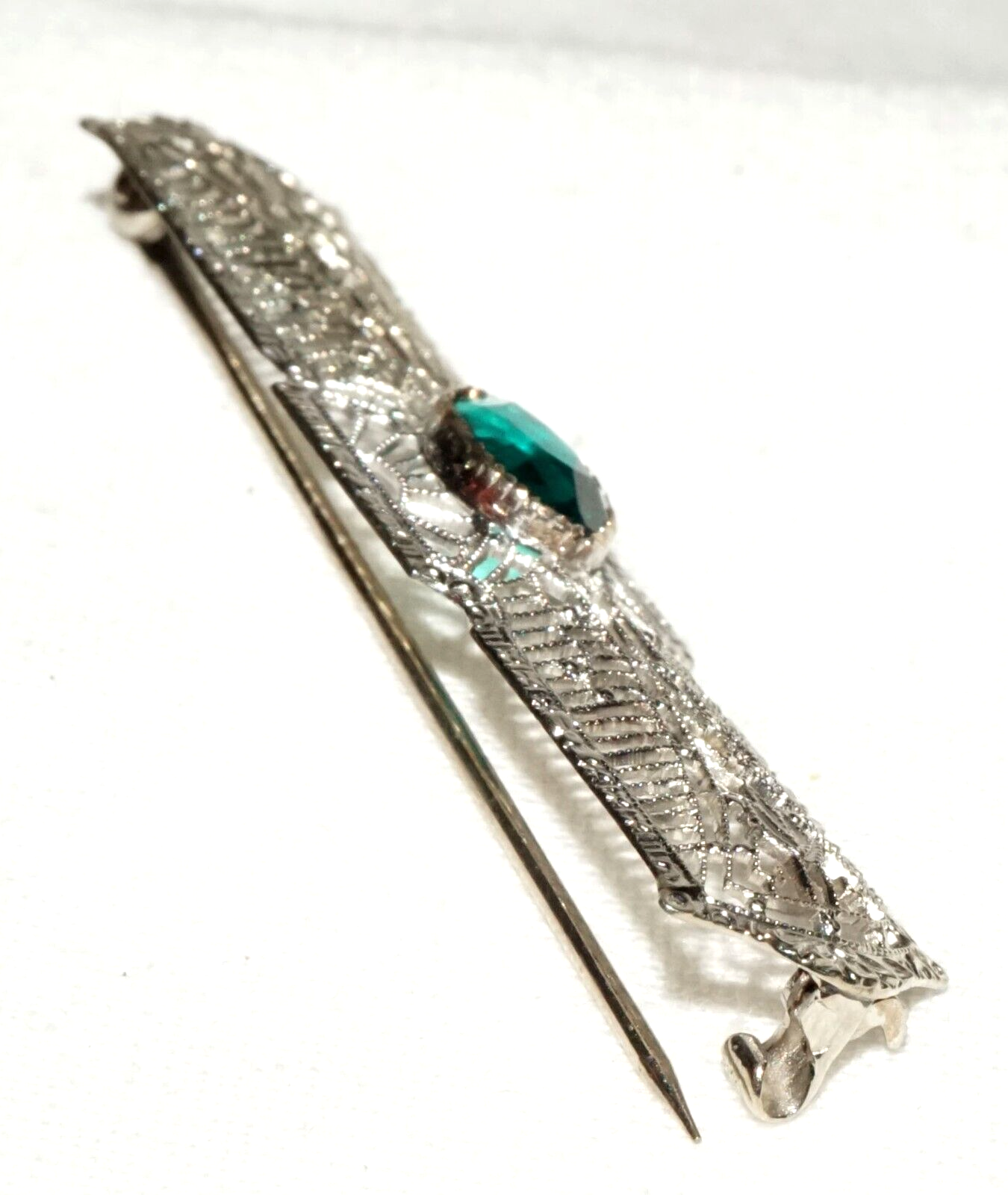 Art Deco 14k White Gold Filigree Bar Pin w. 1x Emerald Accent (KoS) L20