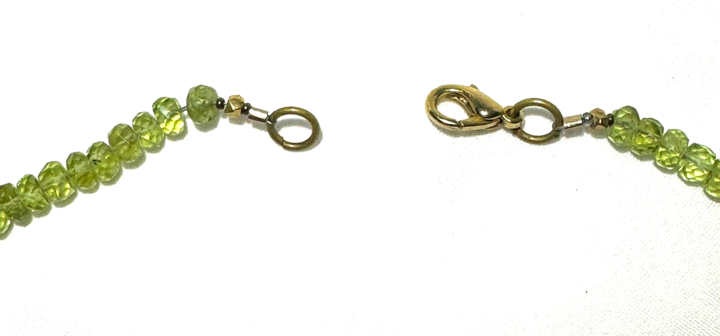 Vintage Faceted Green Peridot and Gold Tone Bead Necklace 15.5" (KiL)13