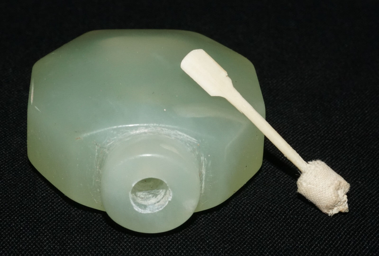 Vintage Chinese Semi Translucent Green Soapstone Carved Snuff Bottle  (LeS) G17