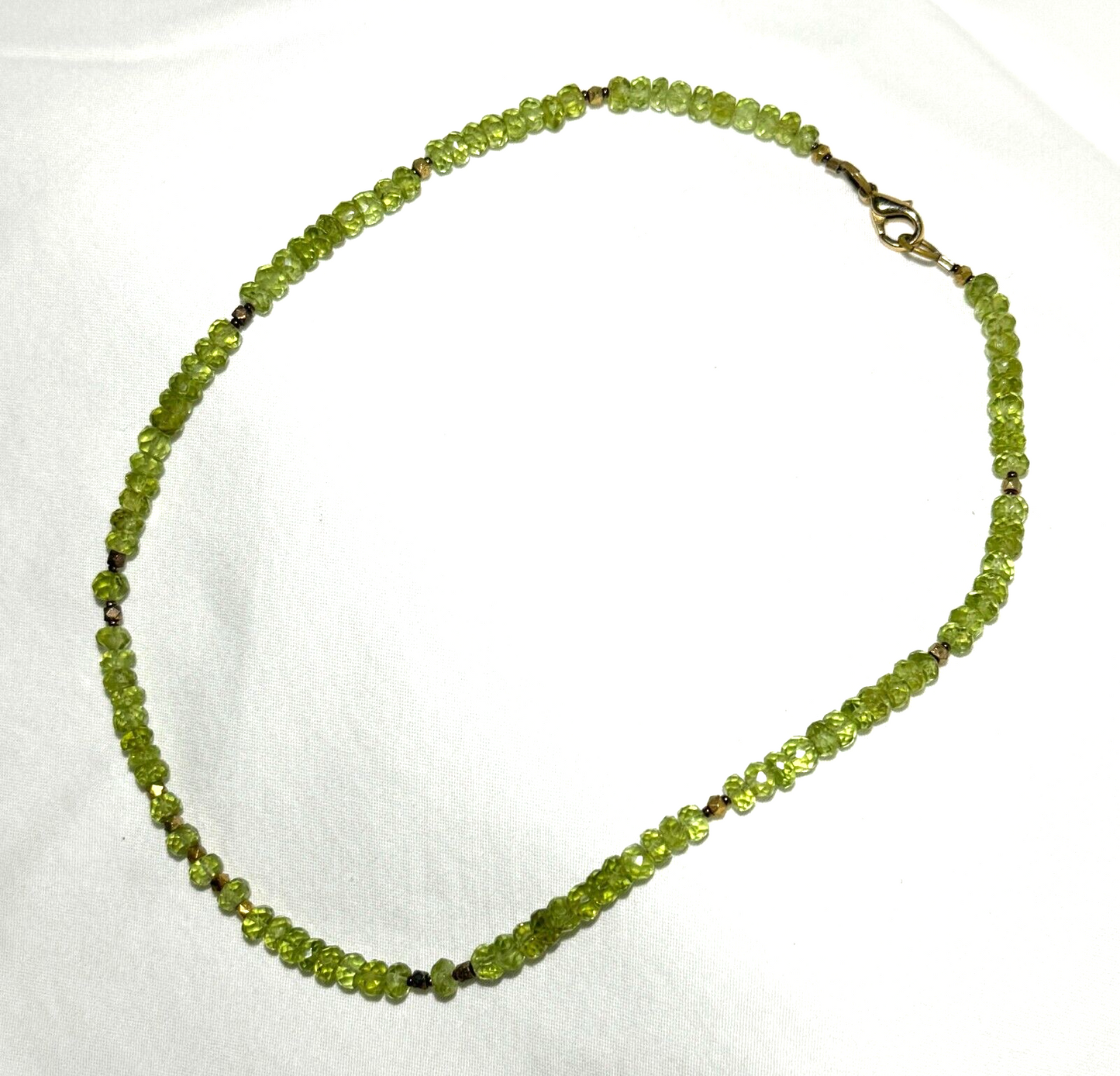 Vintage Faceted Green Peridot and Gold Tone Bead Necklace 15.5" (KiL)13
