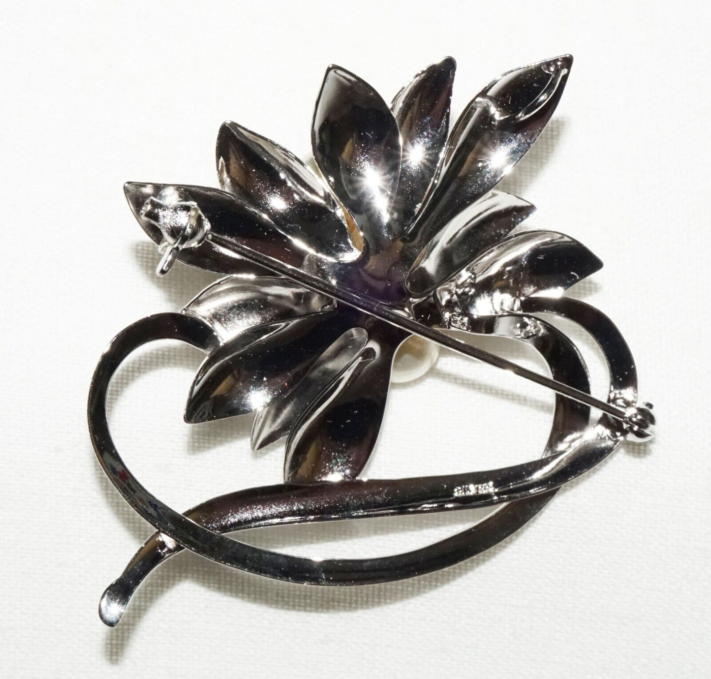 Japanese Modernist Silver Brooch w. Flower Motif set w. 7x Pearl Accents (OdC)