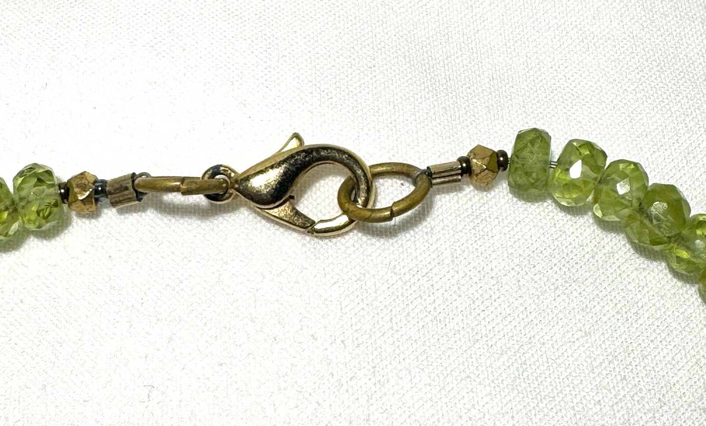 Vintage Faceted Green Peridot and Gold Tone Bead Necklace 15.5" (KiL)13