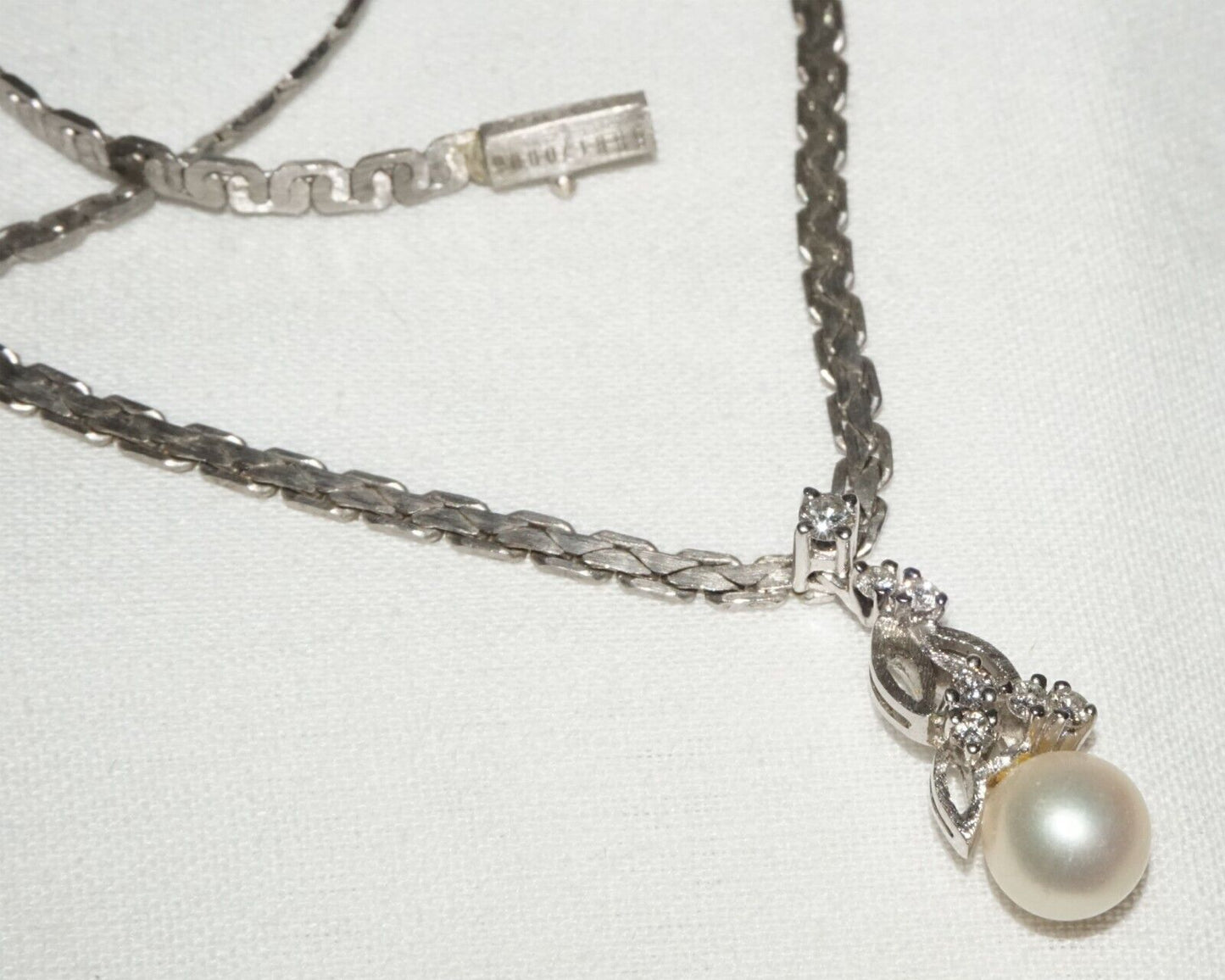 Vintage 18K White Gold Necklace & Pendant w. 7x Diamond & 1x Pearl Accents (YRa)