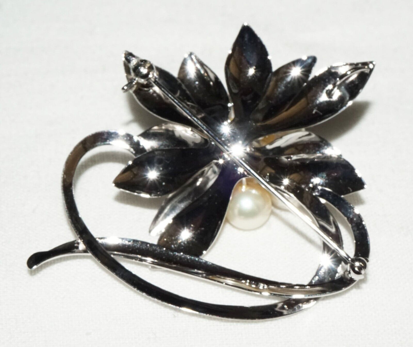 Japanese Modernist Silver Brooch w. Flower Motif set w. 7x Pearl Accents (OdC)