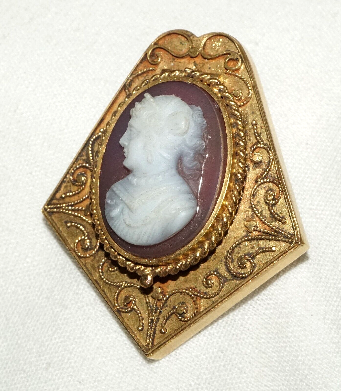 Antique Victorian Gold Plated Etruscan Revival Cameo Locket Brooch (PaS)