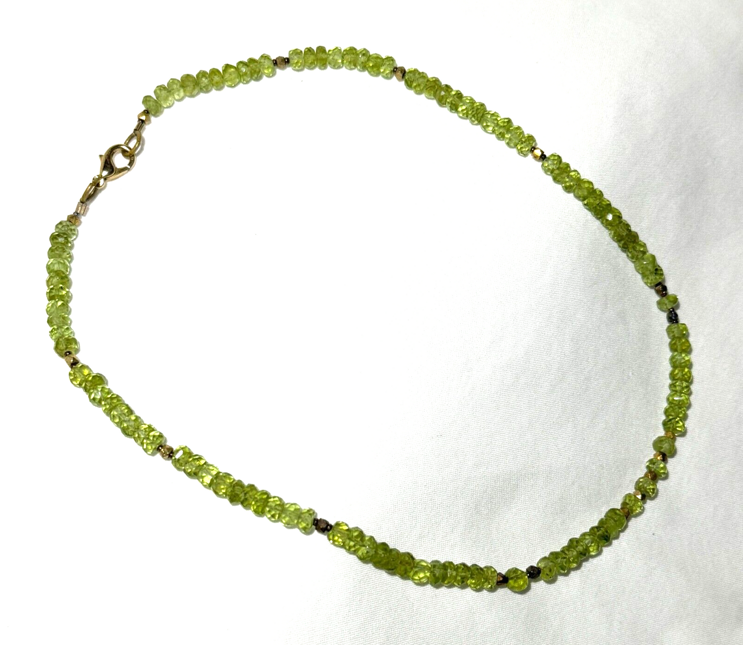 Vintage Faceted Green Peridot and Gold Tone Bead Necklace 15.5" (KiL)13