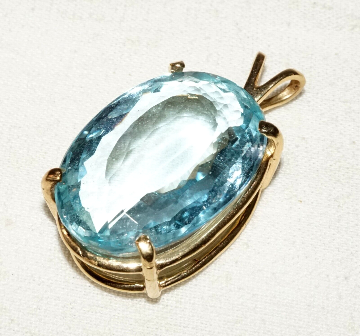 Vintage 14k Yellow Pendant set w. 1x Large Pale Blue Topaz Gemstone (GoB)#13c