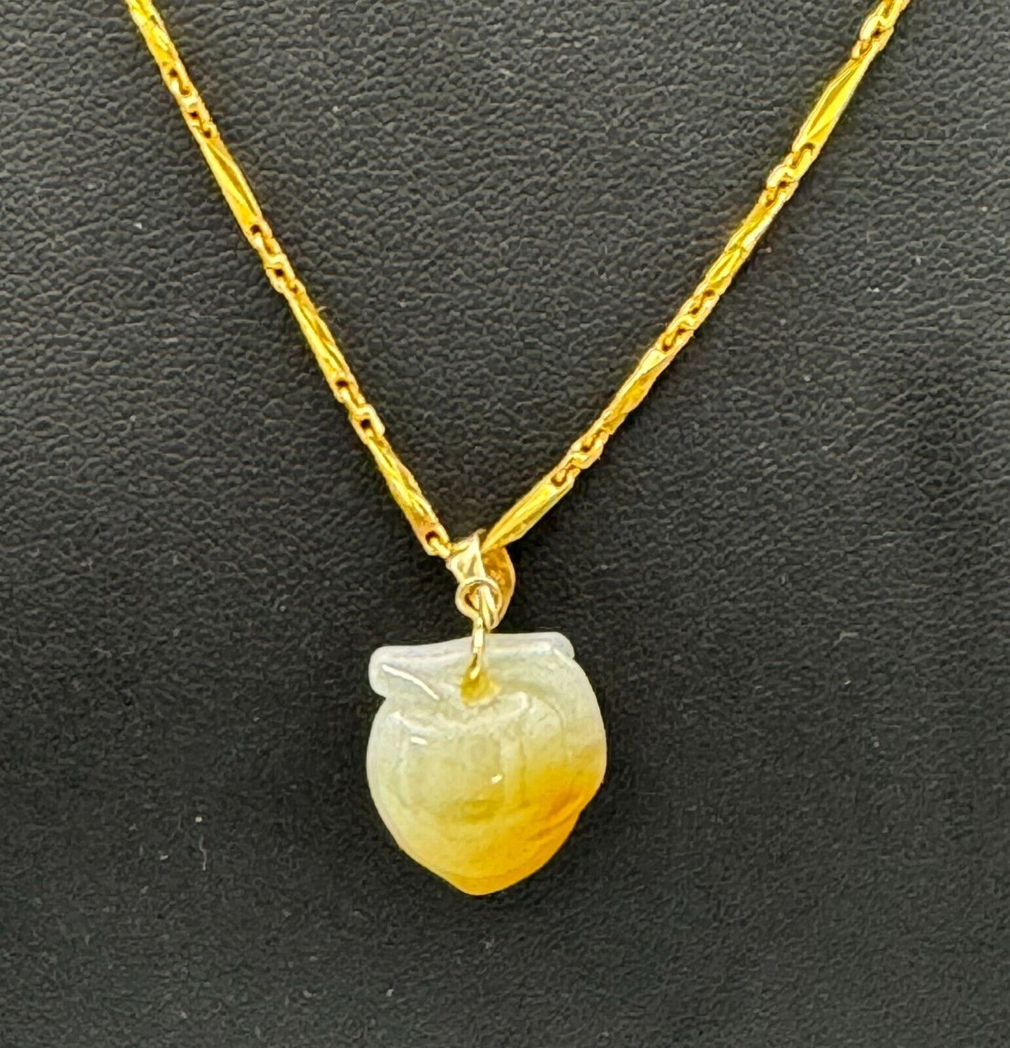 Vintage 14k Yellow Gold Necklace 17.5 inches w Jadeite Peach Pendant (HoJ)
