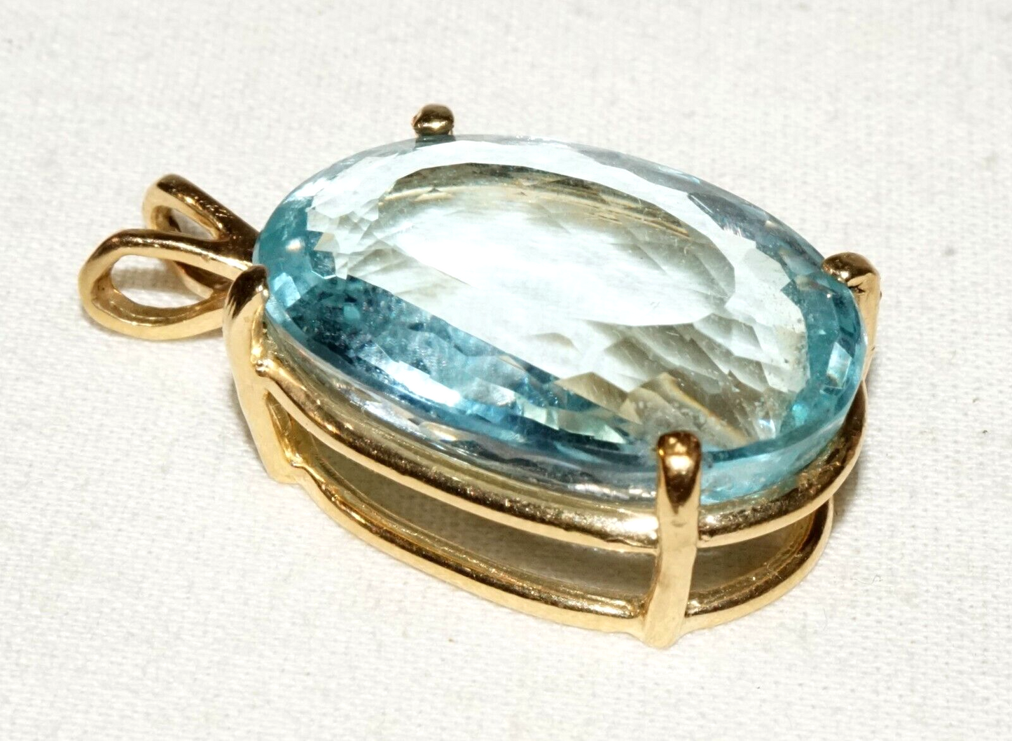 Vintage 14k Yellow Pendant set w. 1x Large Pale Blue Topaz Gemstone (GoB)#13c