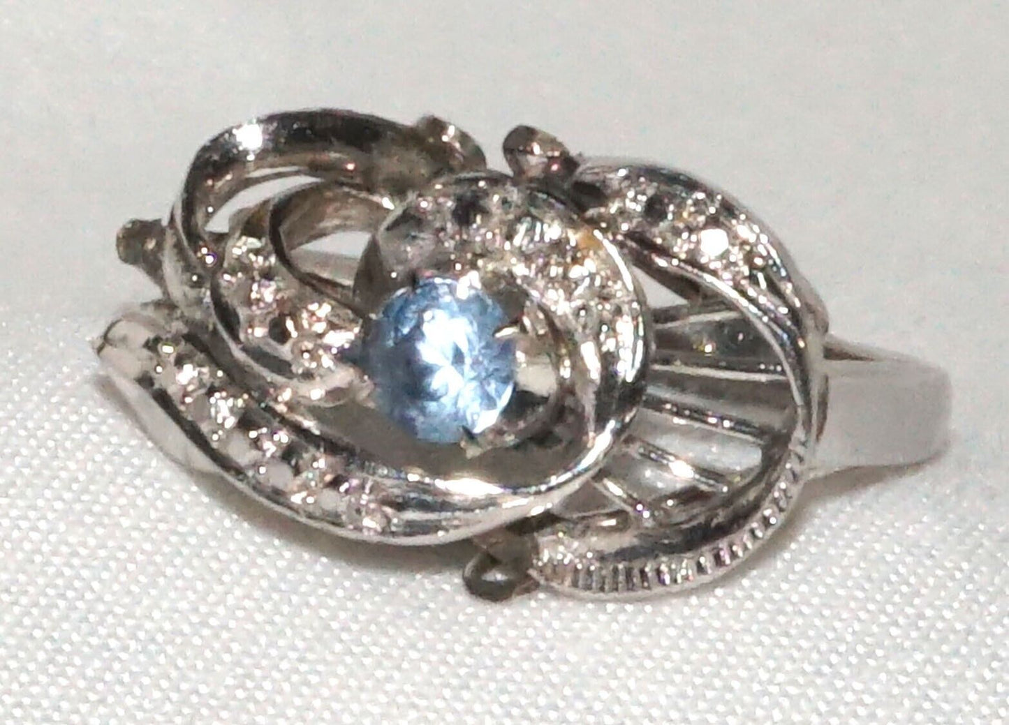 18k White Gold Filigree Ring w Small Round Facetted Sapphire Sz. 5.25 (QuC)