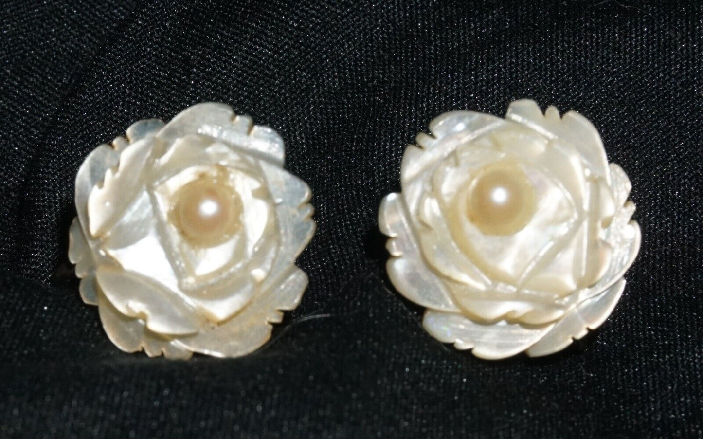 Vintage Silver set Mother of Pearl Flower Motif Screw Back Earrings (JoD)