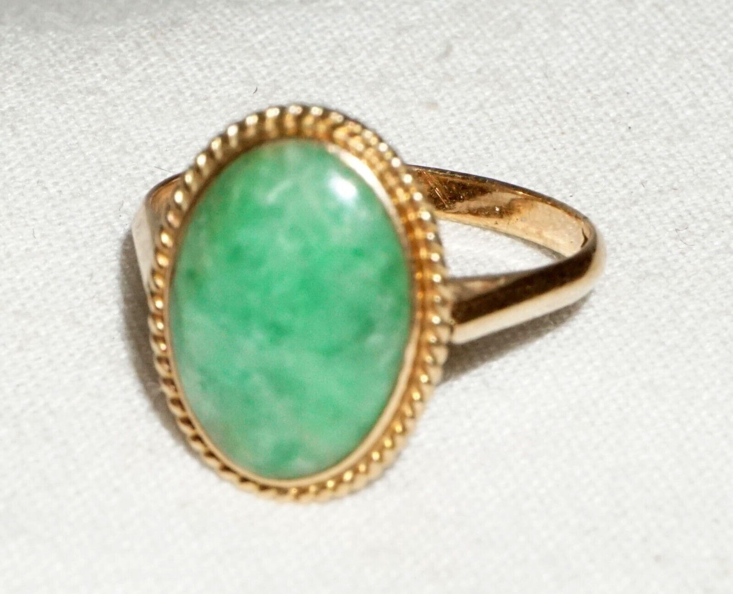 Vintage Chinese 14k Yellow Gold Ring Sz. 7 w. Apple Green Jadeite Jade (---)