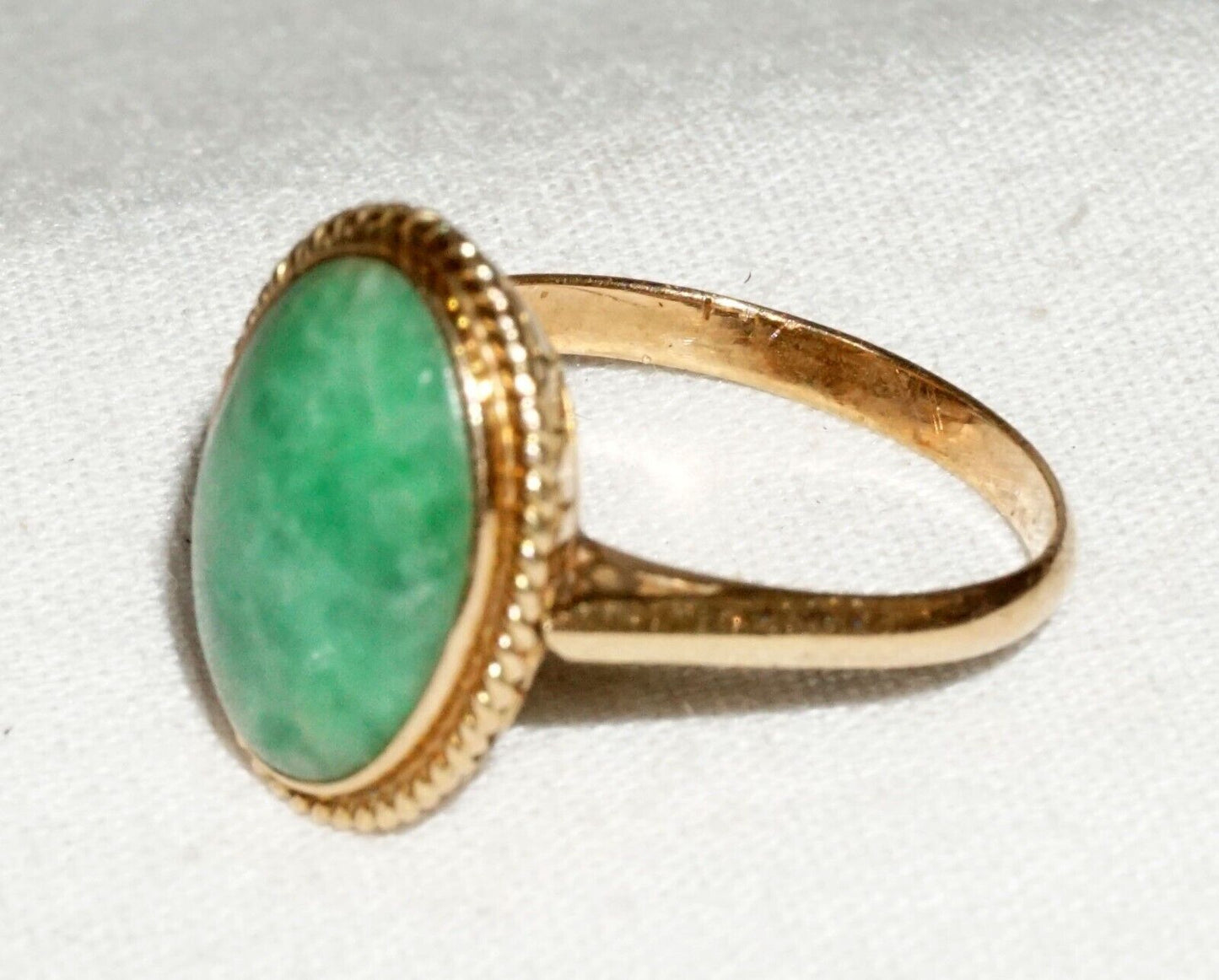 Vintage Chinese 14k Yellow Gold Ring Sz. 7 w. Apple Green Jadeite Jade (---)