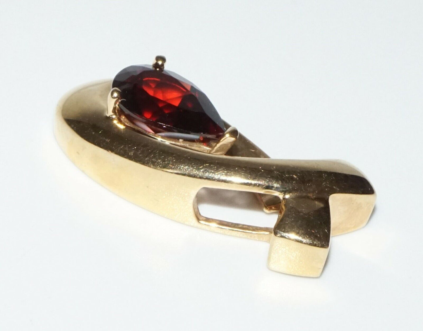 Vintage 14k Yellow Gold Pendant w. 1x Dark Red Pear Shaped Garnet (SaR)#308