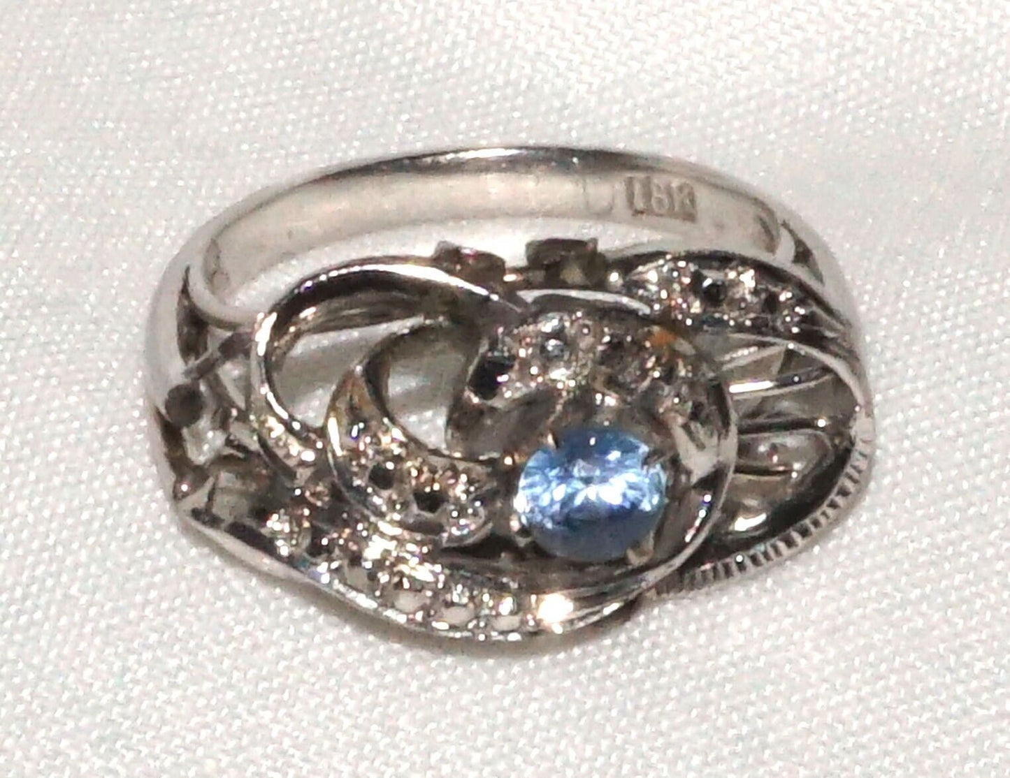 18k White Gold Filigree Ring w Small Round Facetted Sapphire Sz. 5.25 (QuC)