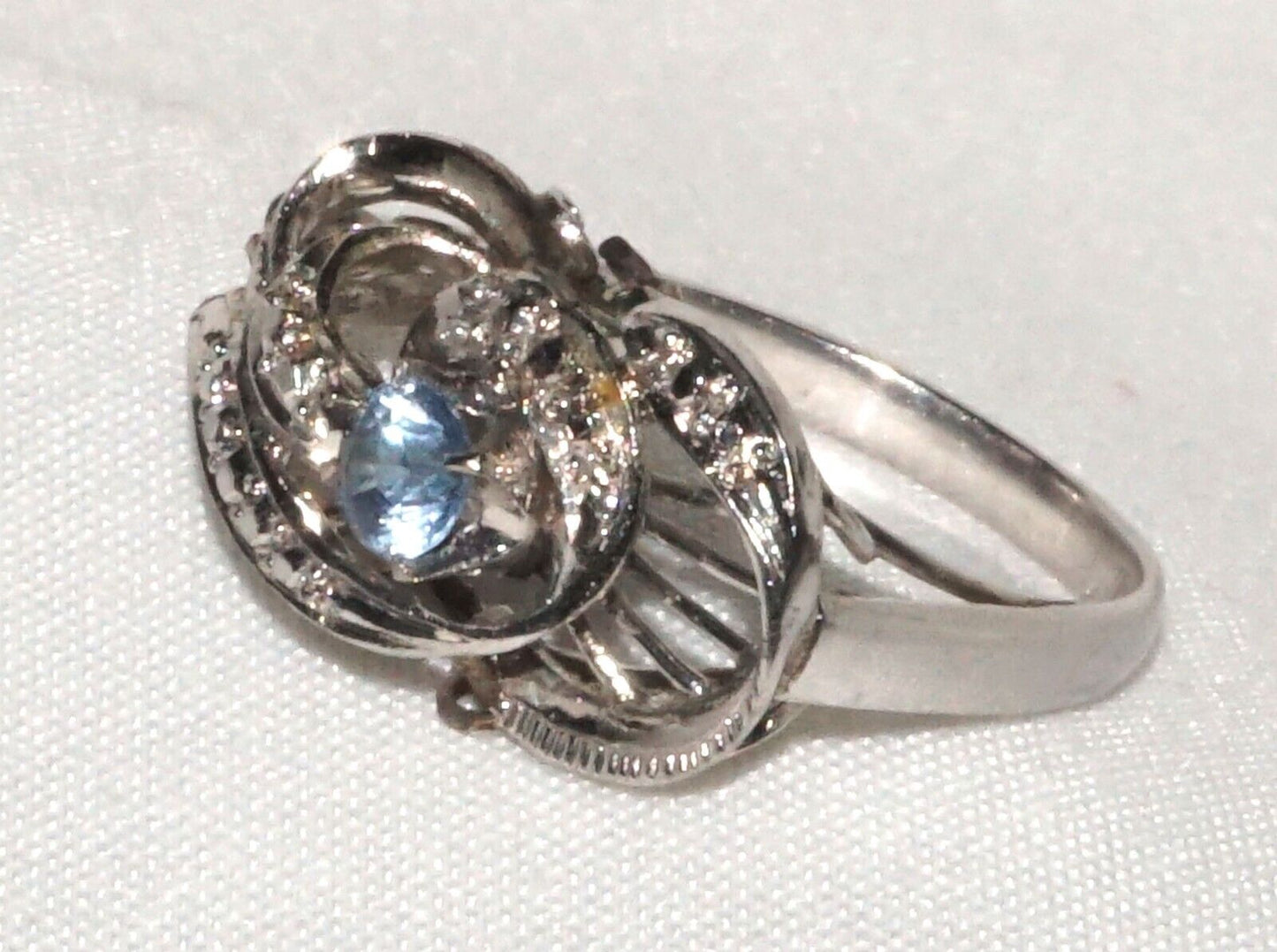 18k White Gold Filigree Ring w Small Round Facetted Sapphire Sz. 5.25 (QuC)