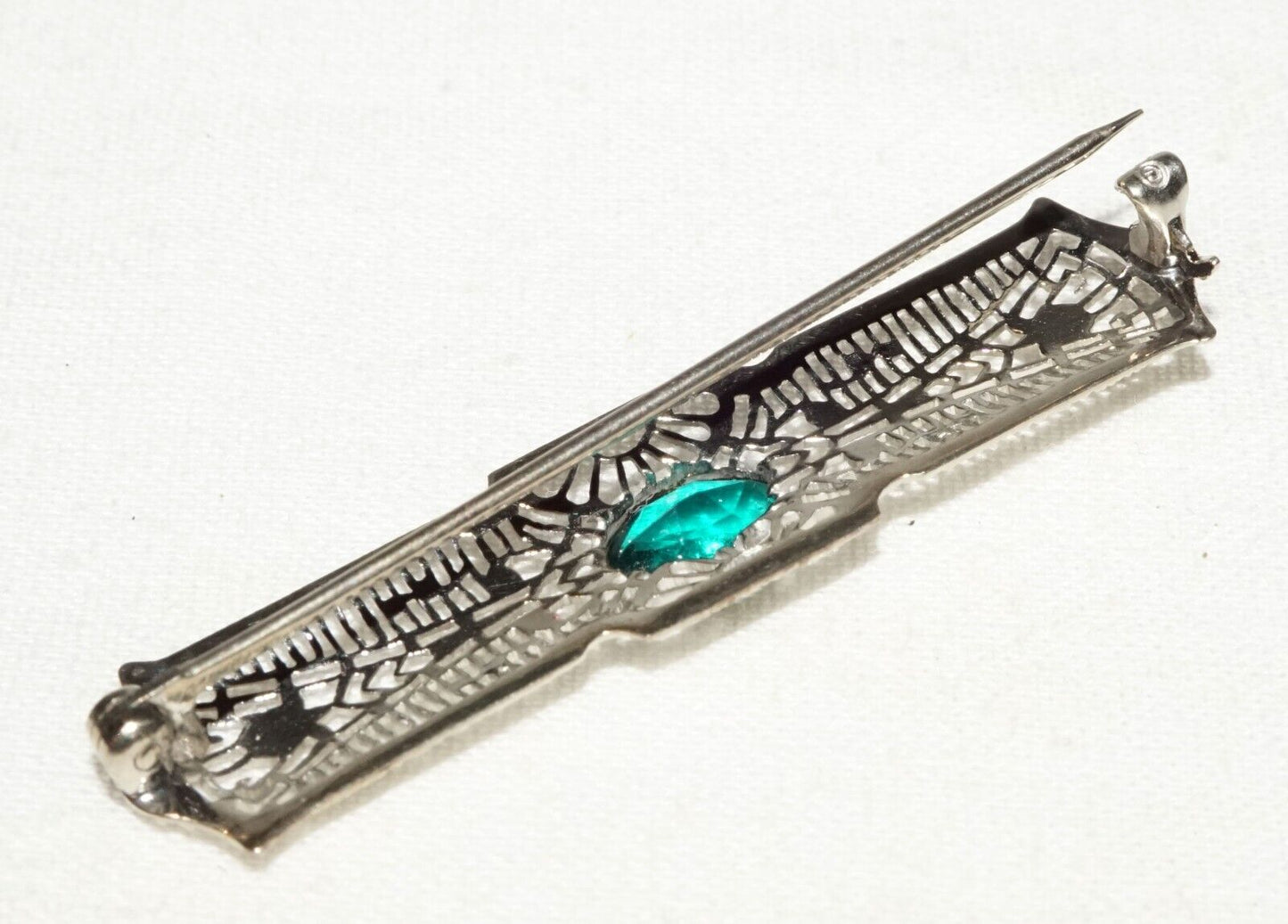 Art Deco 14k White Gold Filigree Bar Pin w. 1x Emerald Accent (KoS) L20