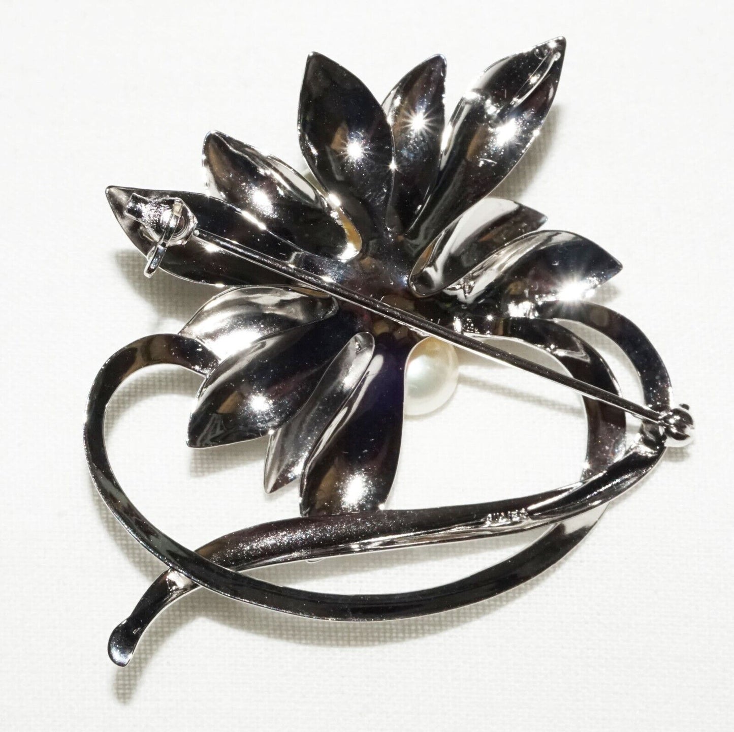 Japanese Modernist Silver Brooch w. Flower Motif set w. 7x Pearl Accents (OdC)