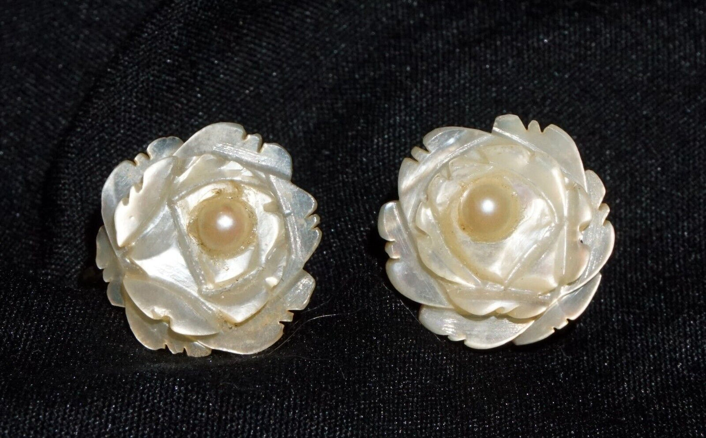 Vintage Silver set Mother of Pearl Flower Motif Screw Back Earrings (JoD)