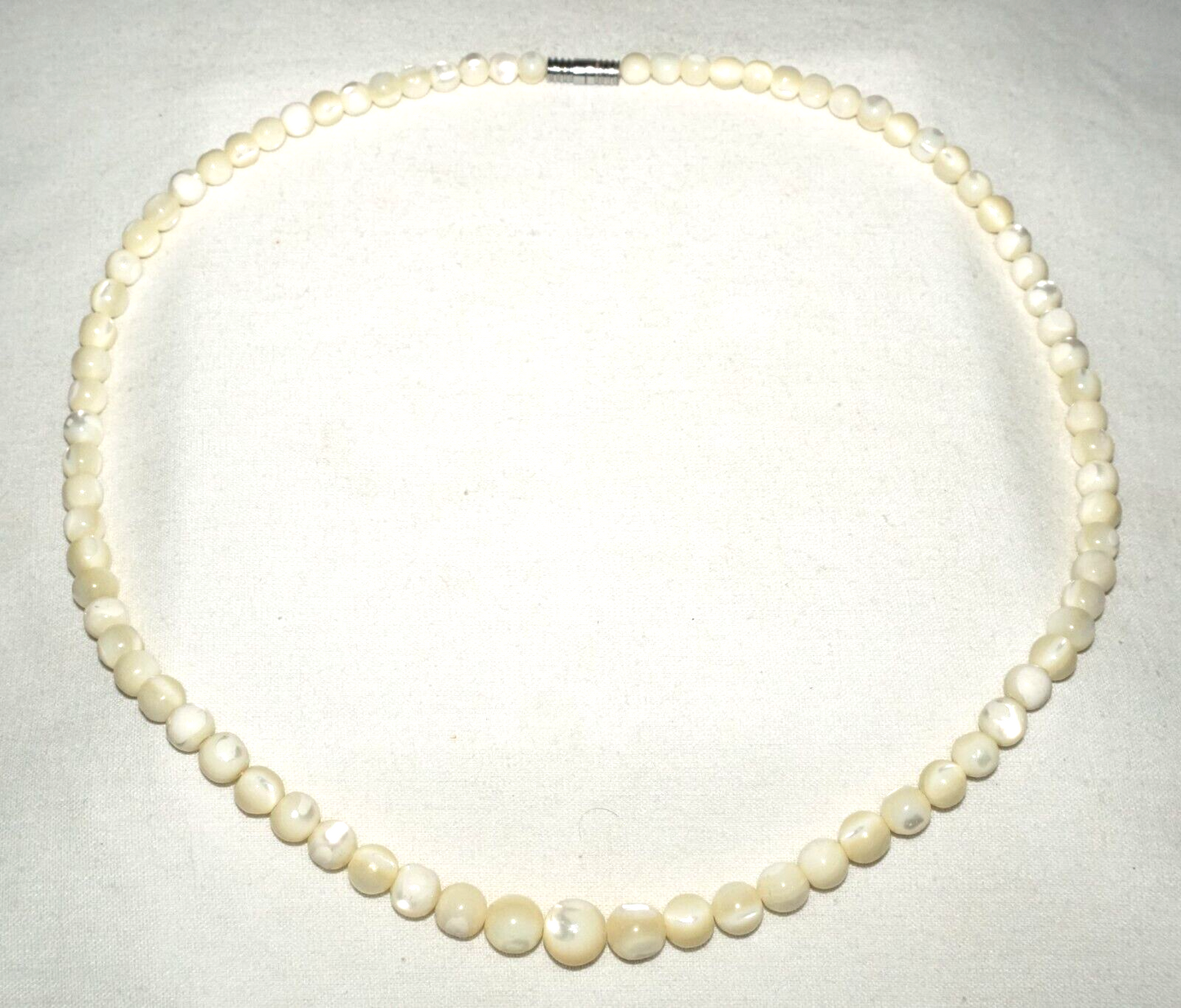 Vintage Mother of Pearl Graduated Bead Necklace w. Screw Clasp (LeS)L24