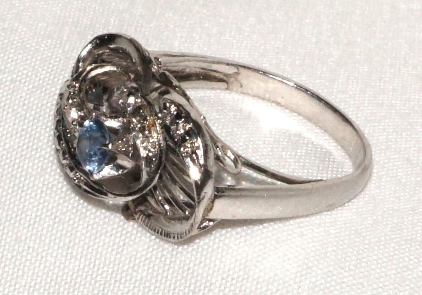 18k White Gold Filigree Ring w Small Round Facetted Sapphire Sz. 5.25 (QuC)
