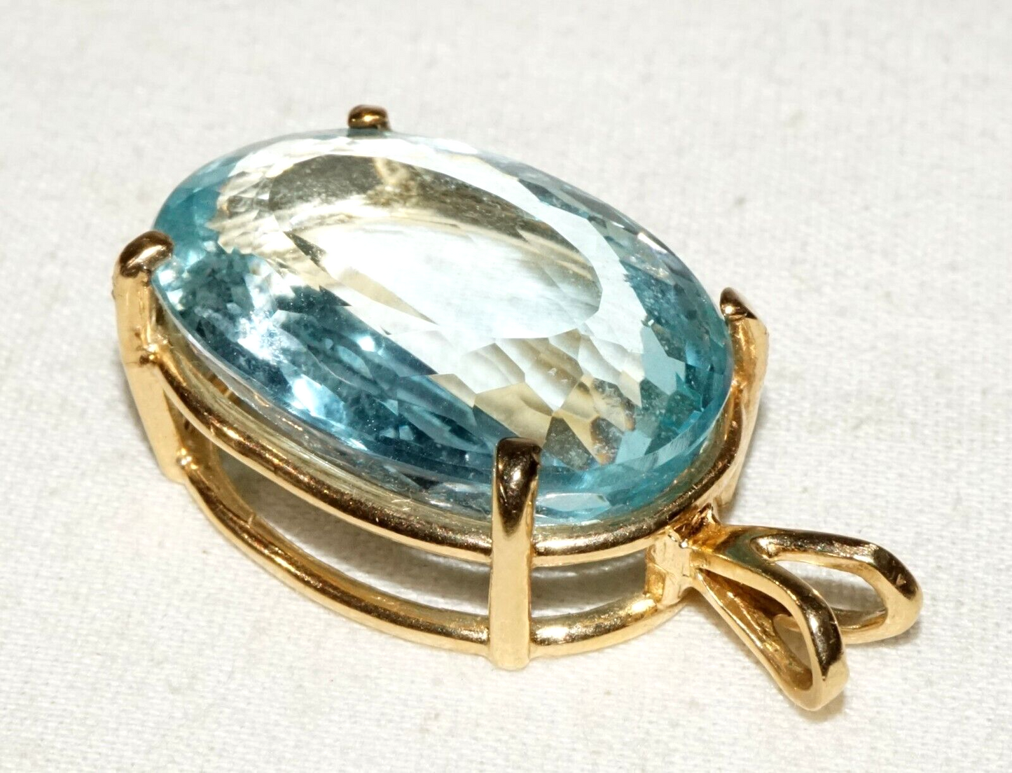 Vintage 14k Yellow Pendant set w. 1x Large Pale Blue Topaz Gemstone (GoB)#13c