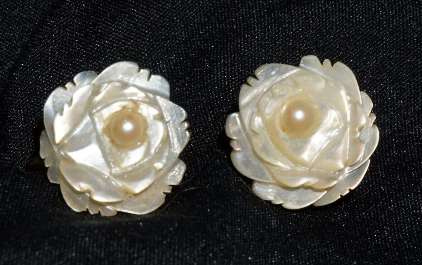 Vintage Silver set Mother of Pearl Flower Motif Screw Back Earrings (JoD)