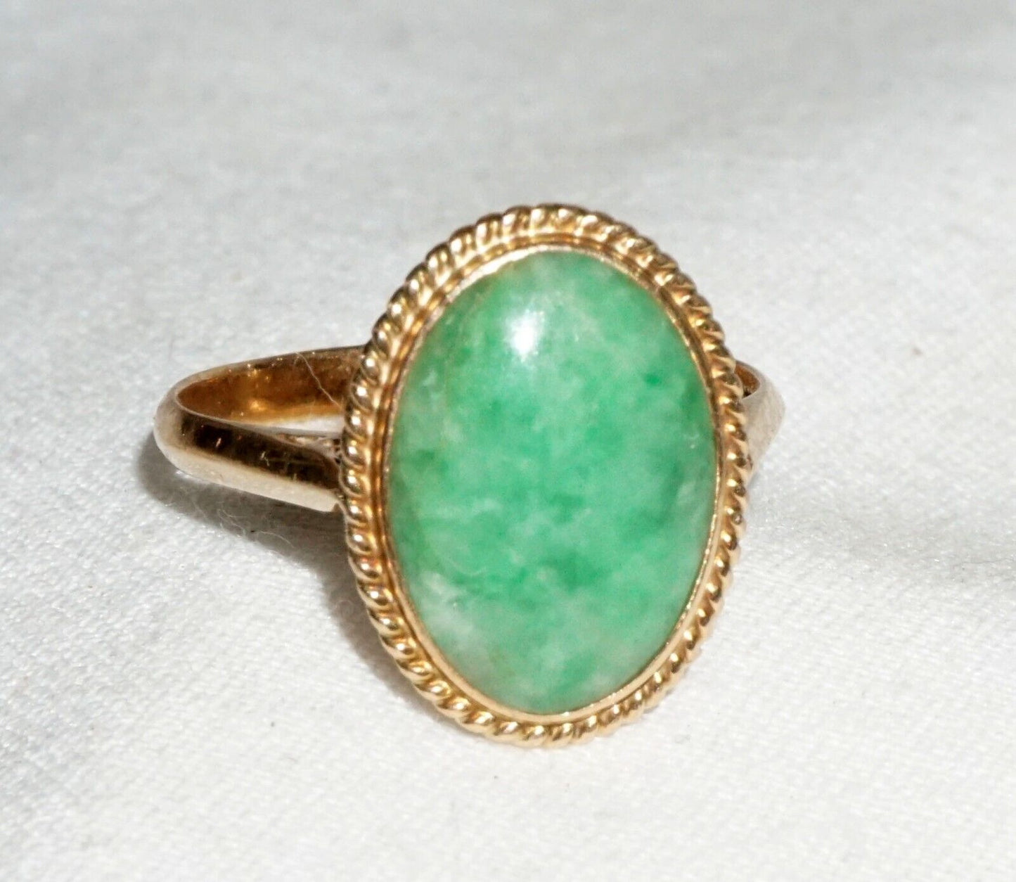 Vintage Chinese 14k Yellow Gold Ring Sz. 7 w. Apple Green Jadeite Jade (---)