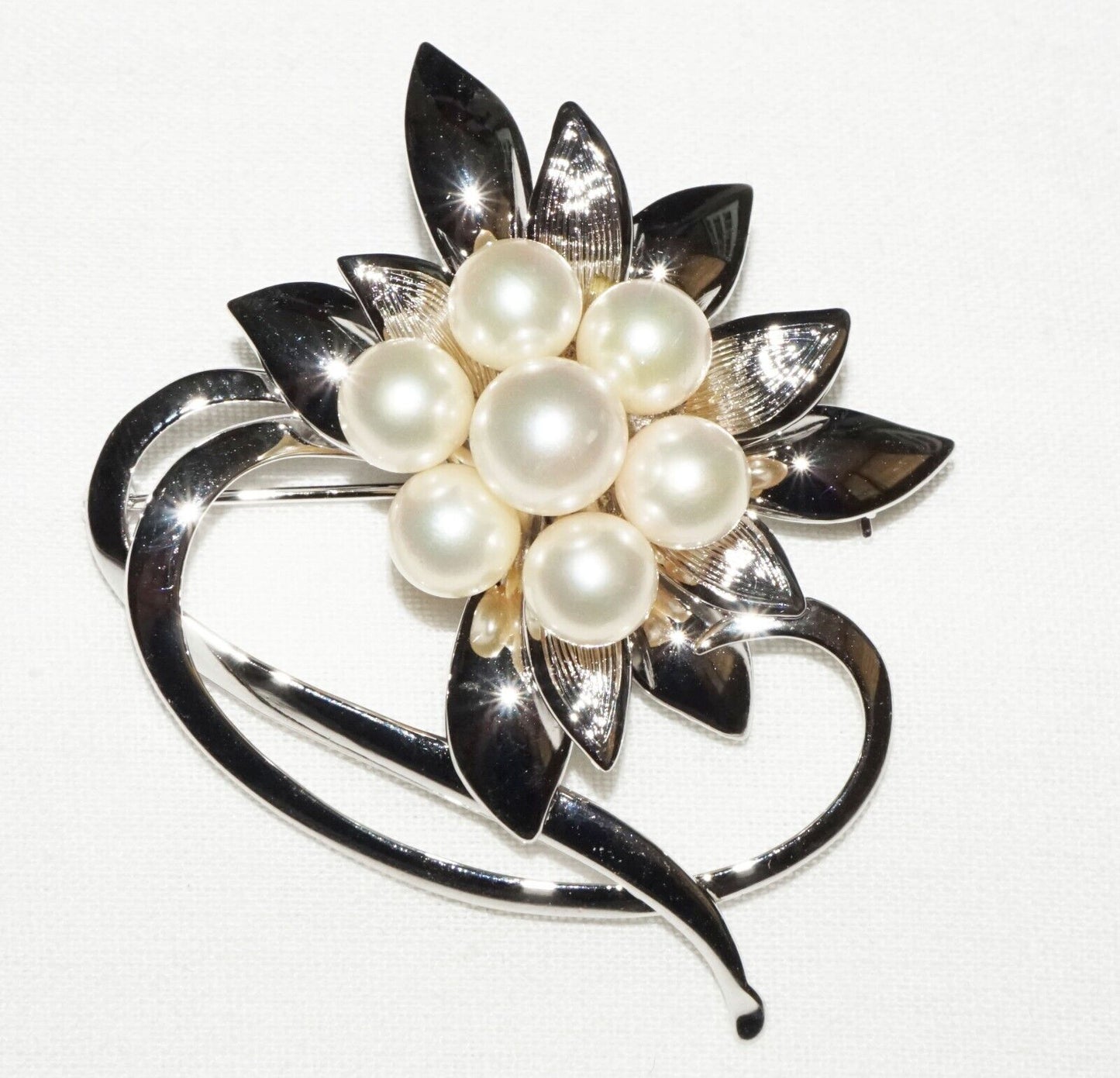 Japanese Modernist Silver Brooch w. Flower Motif set w. 7x Pearl Accents (OdC)