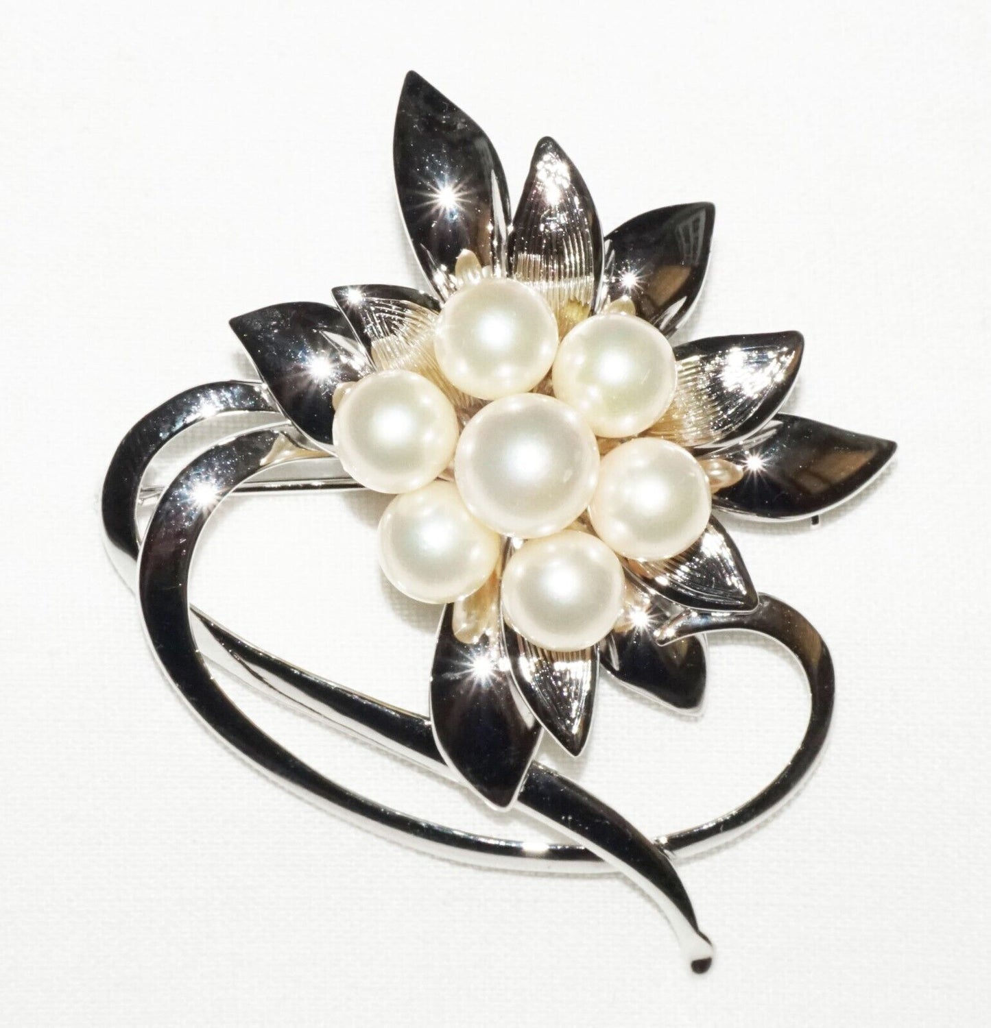 Japanese Modernist Silver Brooch w. Flower Motif set w. 7x Pearl Accents (OdC)