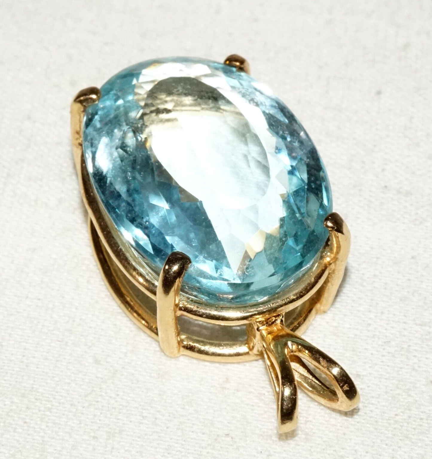 Vintage 14k Yellow Pendant set w. 1x Large Pale Blue Topaz Gemstone (GoB)#13c