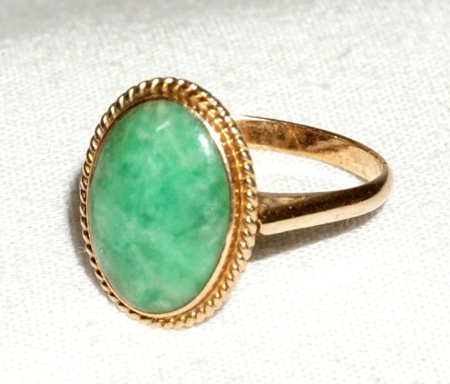 Vintage Chinese 14k Yellow Gold Ring Sz. 7 w. Apple Green Jadeite Jade (---)