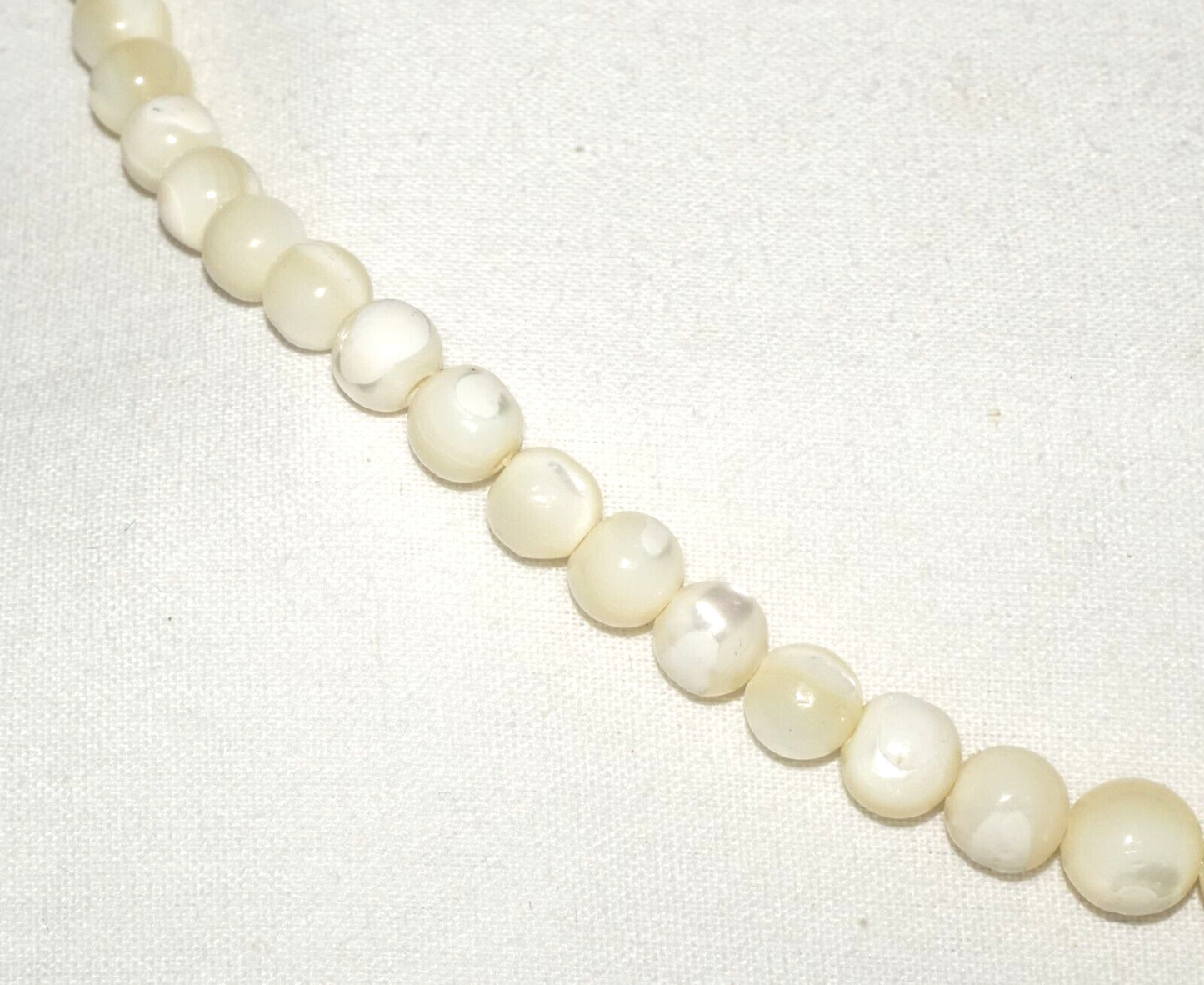 Vintage Mother of Pearl Graduated Bead Necklace w. Screw Clasp (LeS)L24