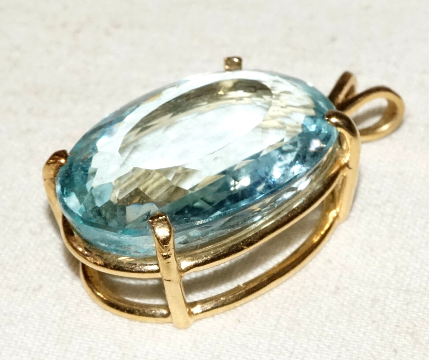 Vintage 14k Yellow Pendant set w. 1x Large Pale Blue Topaz Gemstone (GoB)#13c