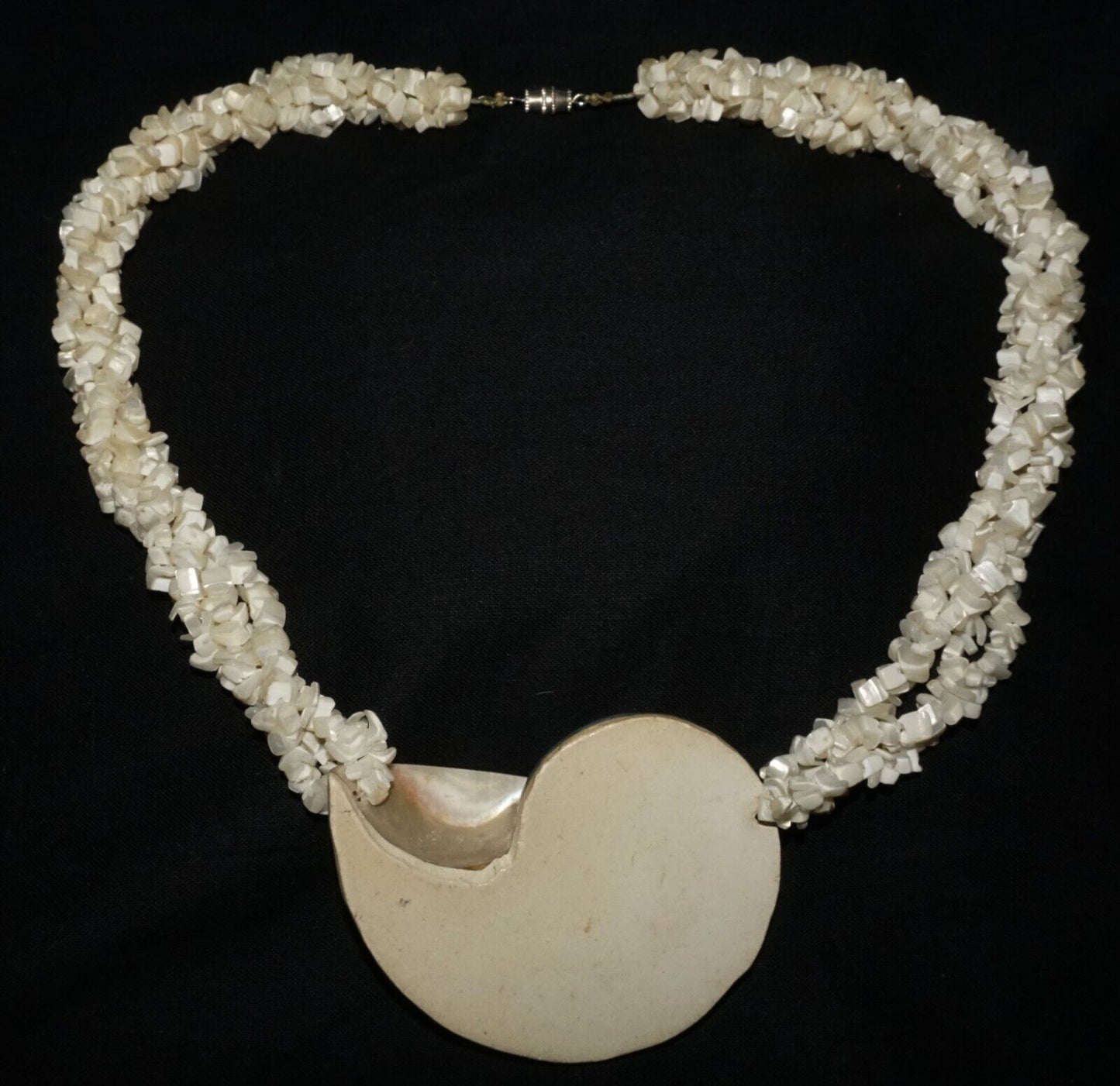 Vintage Shell Bead Necklace & Attractive Shell Pendant w. Screw Clasp (ShI)