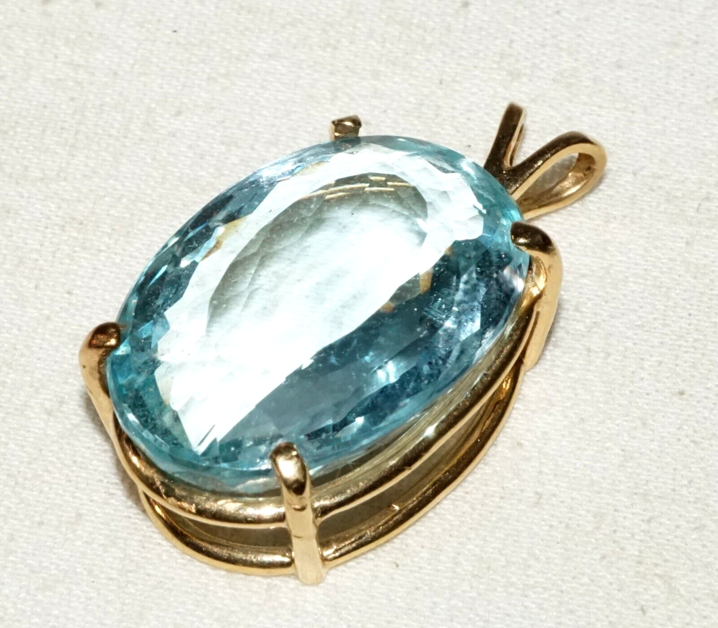 Vintage 14k Yellow Pendant set w. 1x Large Pale Blue Topaz Gemstone (GoB)#13c